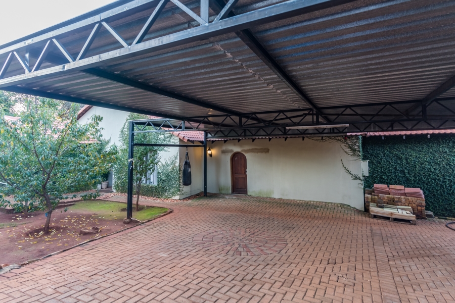 4 Bedroom Property for Sale in Kloofendal Gauteng