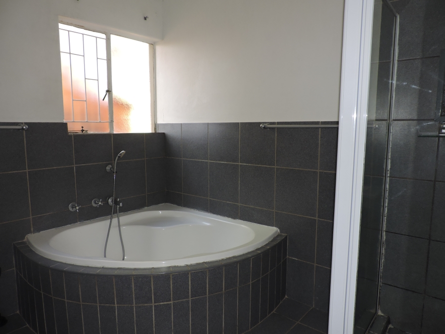 To Let 5 Bedroom Property for Rent in Strubensvallei Gauteng