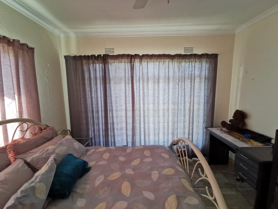6 Bedroom Property for Sale in Brackendowns Gauteng