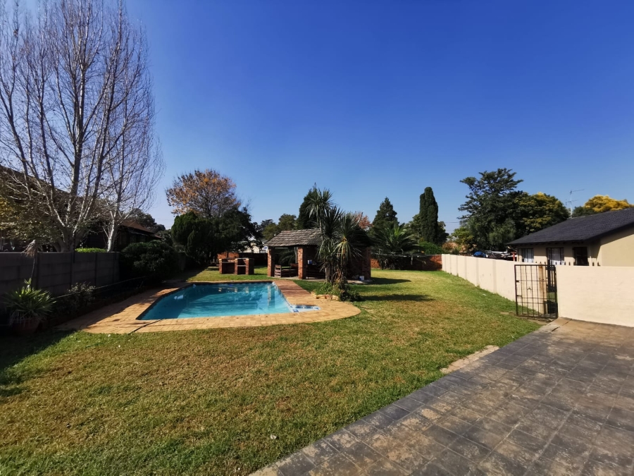 6 Bedroom Property for Sale in Brackendowns Gauteng