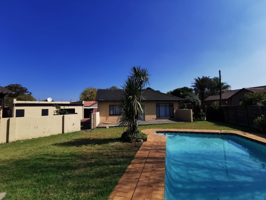 6 Bedroom Property for Sale in Brackendowns Gauteng