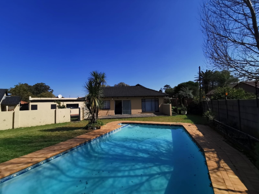 6 Bedroom Property for Sale in Brackendowns Gauteng