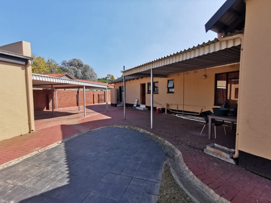 6 Bedroom Property for Sale in Brackendowns Gauteng