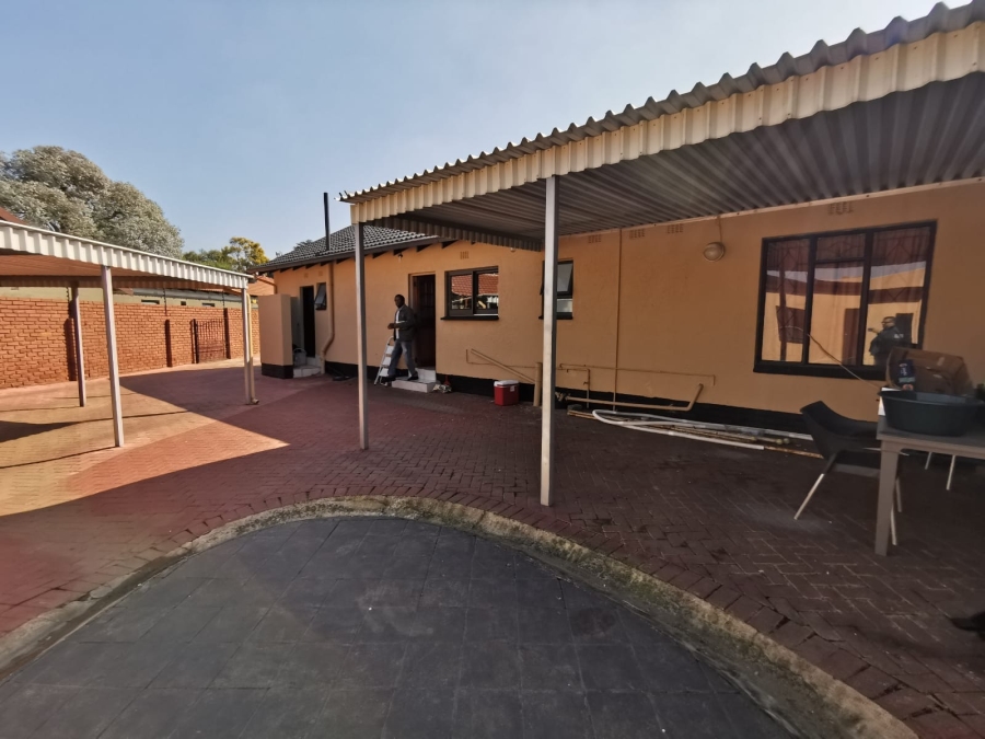 6 Bedroom Property for Sale in Brackendowns Gauteng