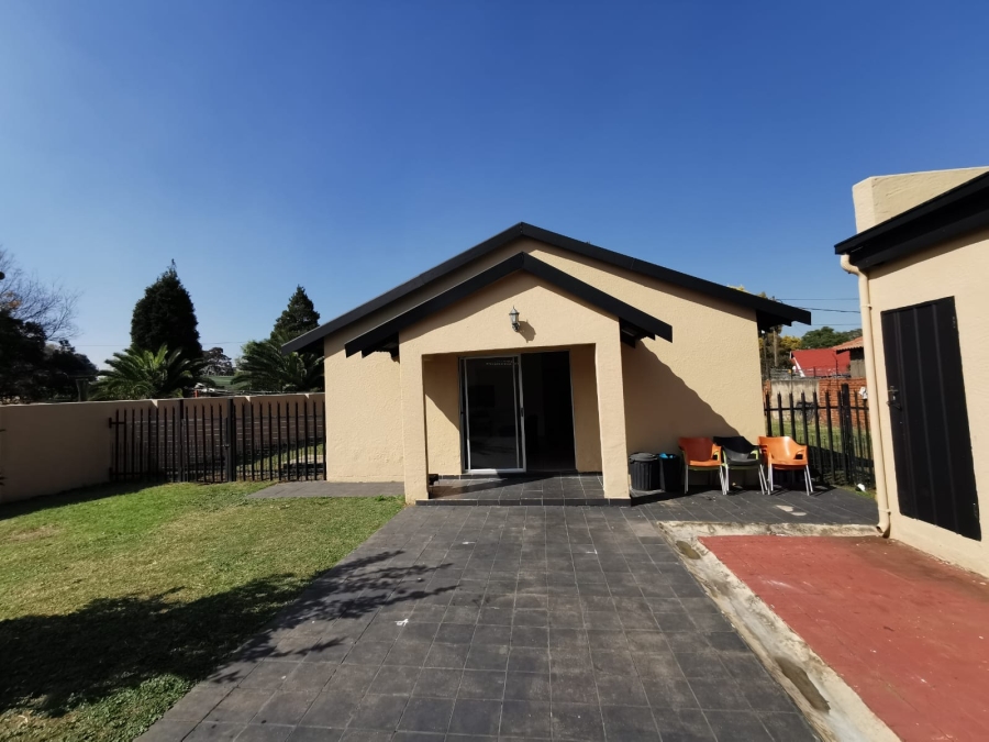 6 Bedroom Property for Sale in Brackendowns Gauteng