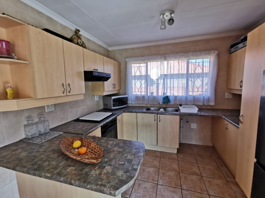 6 Bedroom Property for Sale in Brackendowns Gauteng