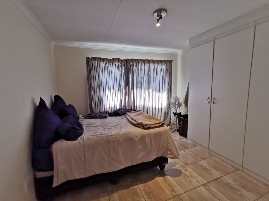 6 Bedroom Property for Sale in Brackendowns Gauteng