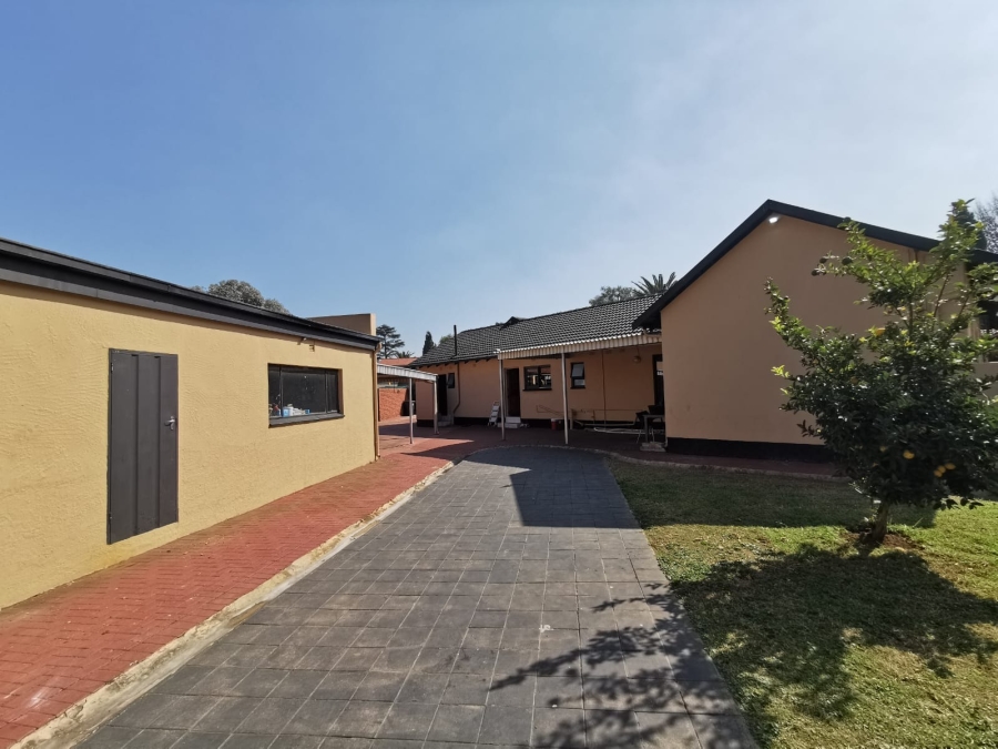 6 Bedroom Property for Sale in Brackendowns Gauteng