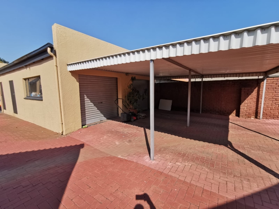 6 Bedroom Property for Sale in Brackendowns Gauteng