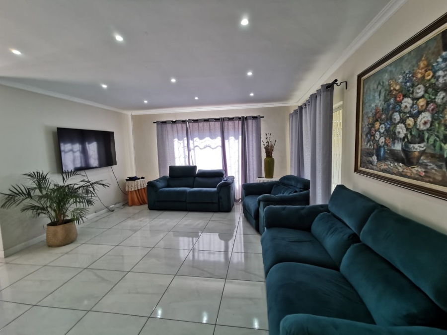 6 Bedroom Property for Sale in Brackendowns Gauteng