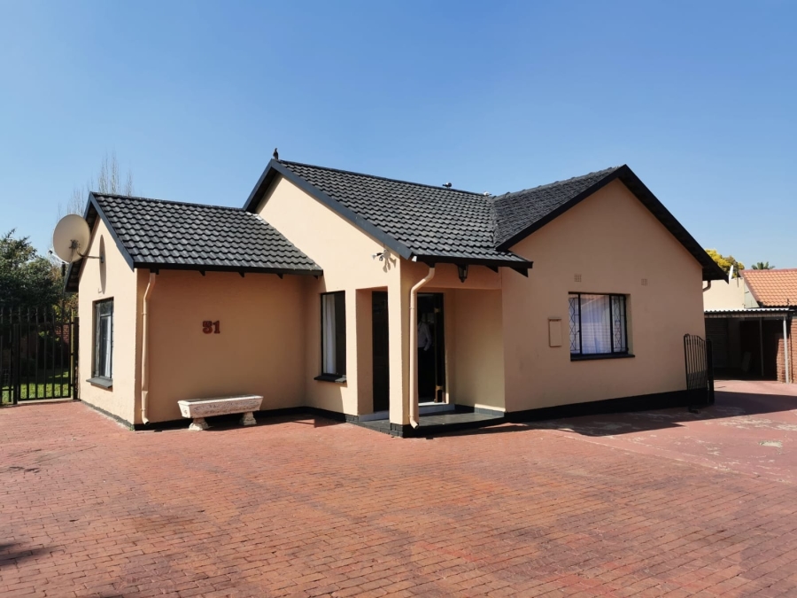 6 Bedroom Property for Sale in Brackendowns Gauteng