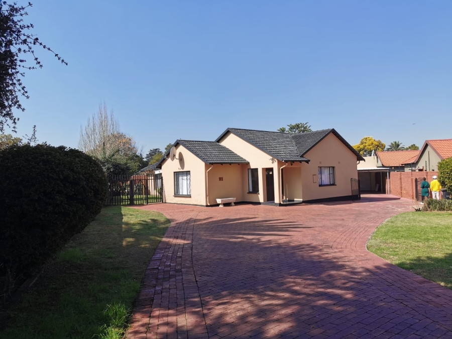 6 Bedroom Property for Sale in Brackendowns Gauteng