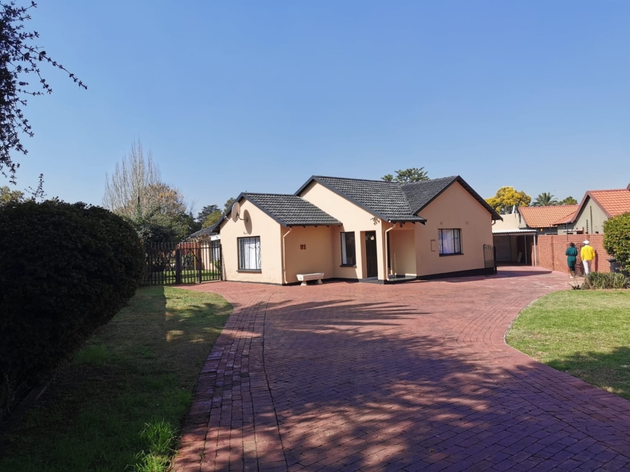 6 Bedroom Property for Sale in Brackendowns Gauteng