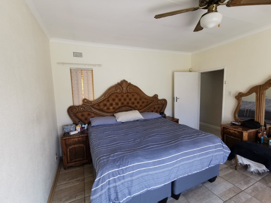 6 Bedroom Property for Sale in Brackendowns Gauteng