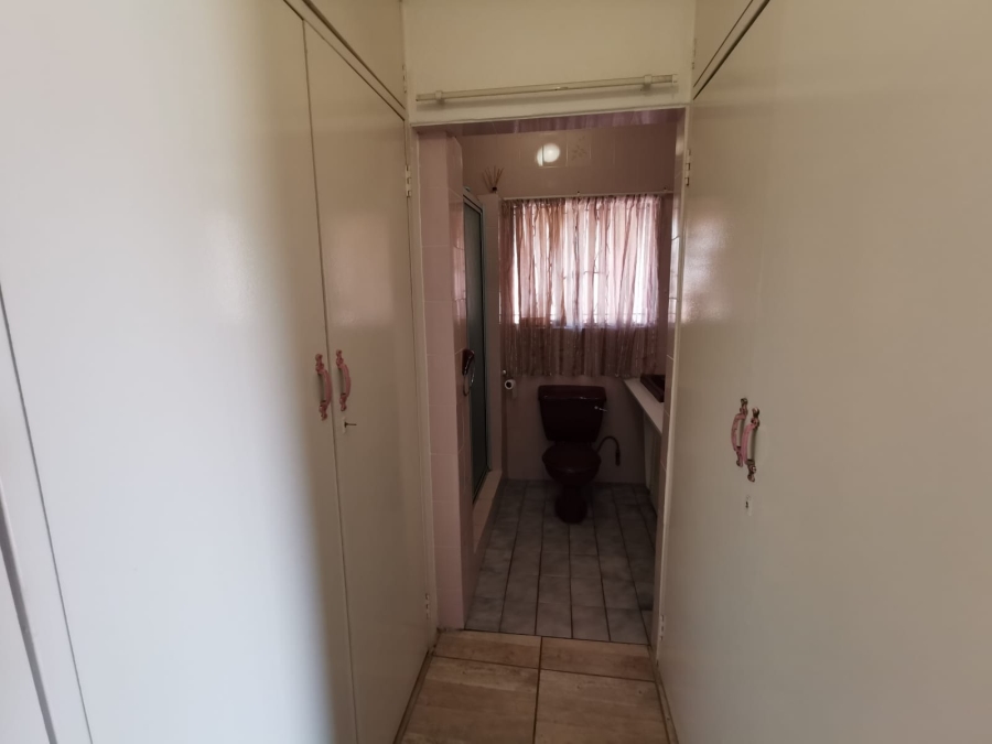 6 Bedroom Property for Sale in Brackendowns Gauteng