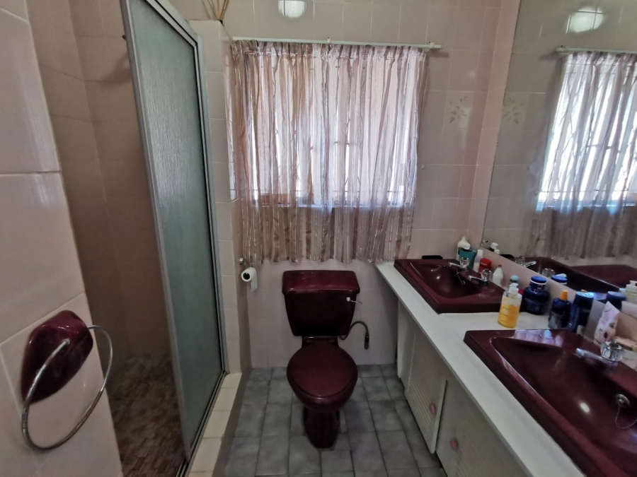 6 Bedroom Property for Sale in Brackendowns Gauteng