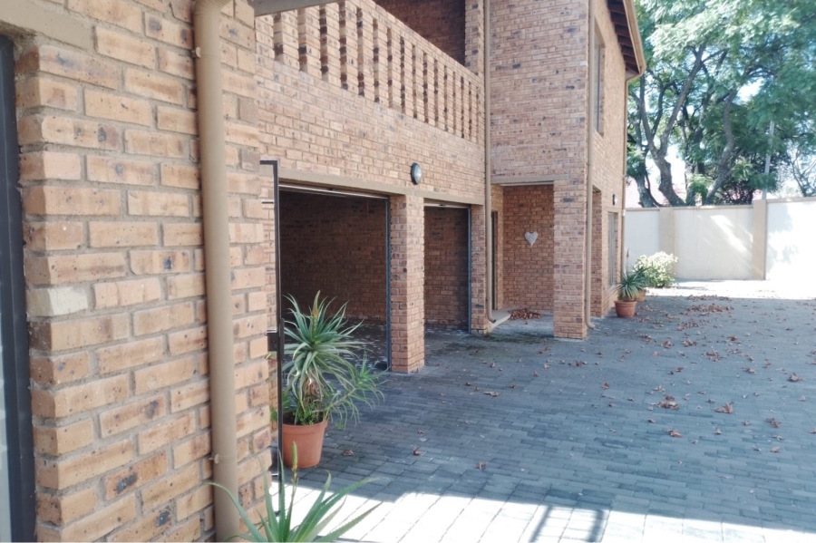 To Let 2 Bedroom Property for Rent in Greenside Gauteng