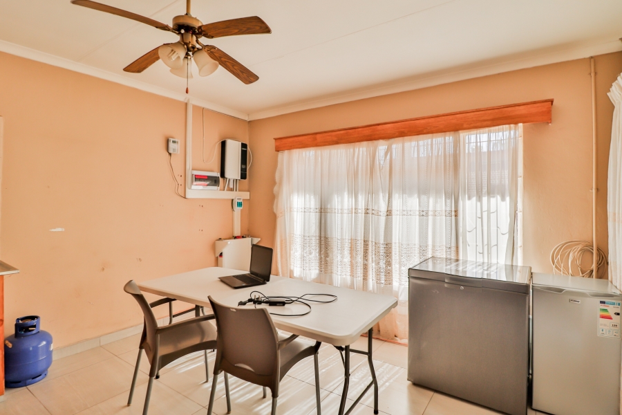 To Let 2 Bedroom Property for Rent in Theresa Park Gauteng