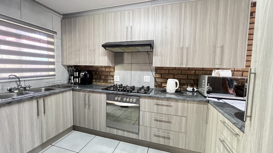 2 Bedroom Property for Sale in Greenhills Gauteng