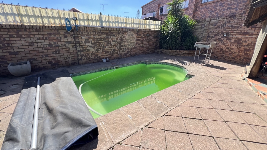 2 Bedroom Property for Sale in Greenhills Gauteng