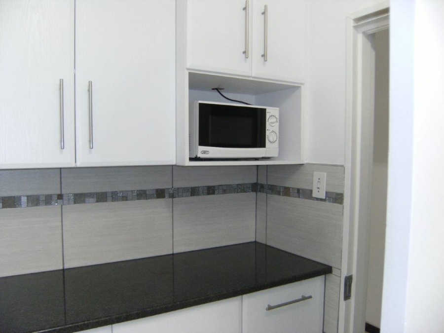 To Let 1 Bedroom Property for Rent in Sandhurst Gauteng