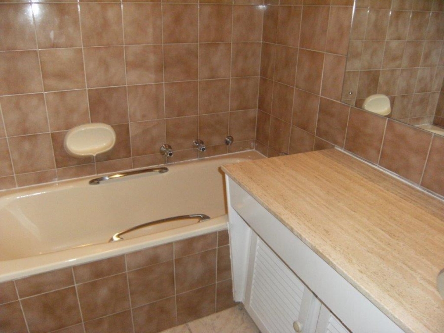 To Let 1 Bedroom Property for Rent in Sandhurst Gauteng