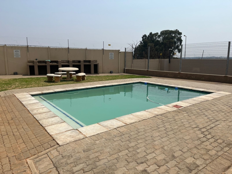 To Let 2 Bedroom Property for Rent in Ruimsig Gauteng