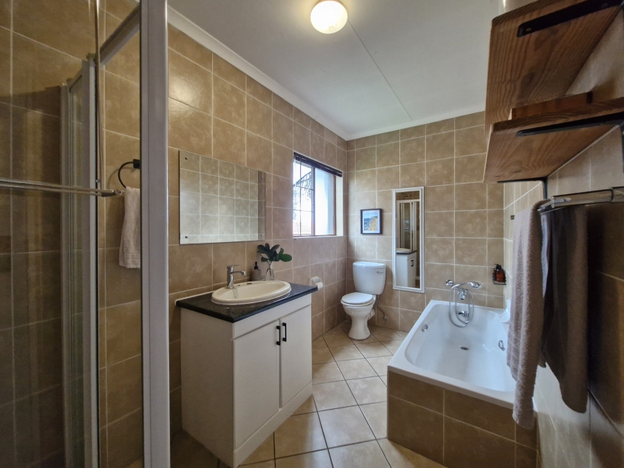 4 Bedroom Property for Sale in Amberfield Gauteng