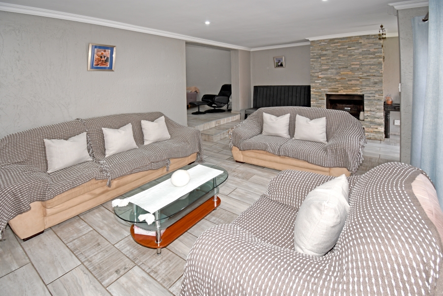 3 Bedroom Property for Sale in Fontainebleau Gauteng