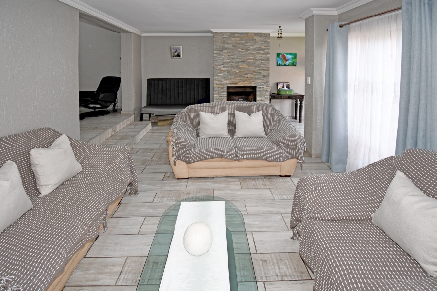 3 Bedroom Property for Sale in Fontainebleau Gauteng