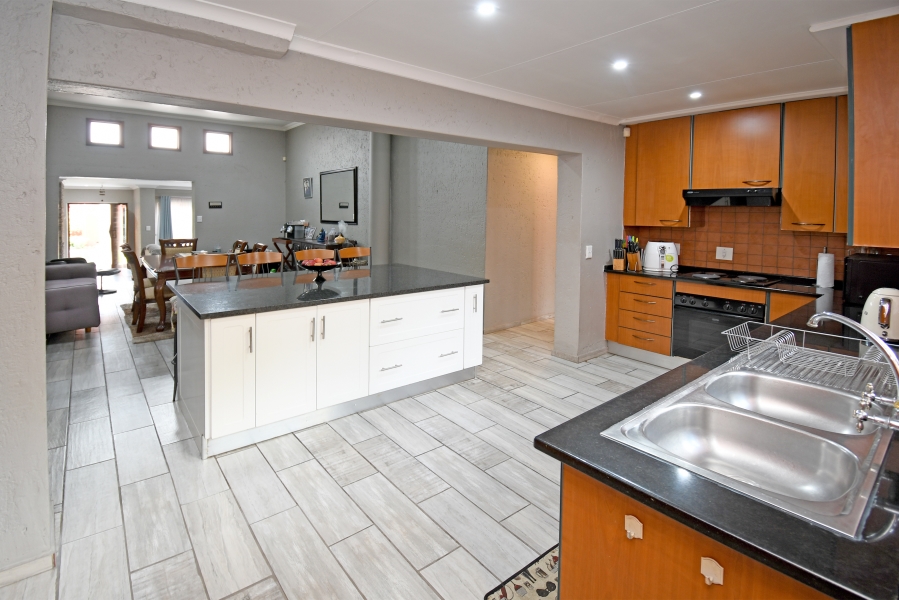 3 Bedroom Property for Sale in Fontainebleau Gauteng