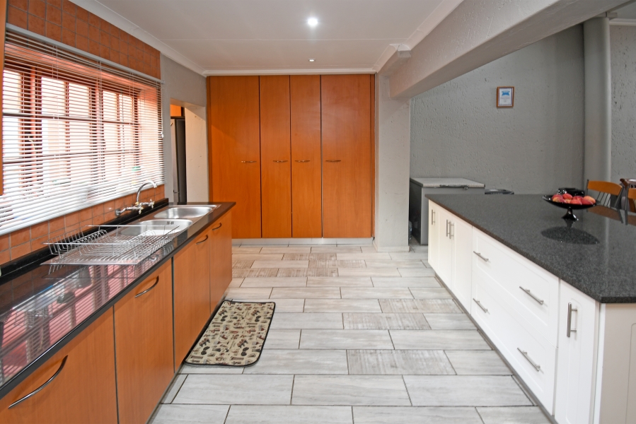 3 Bedroom Property for Sale in Fontainebleau Gauteng
