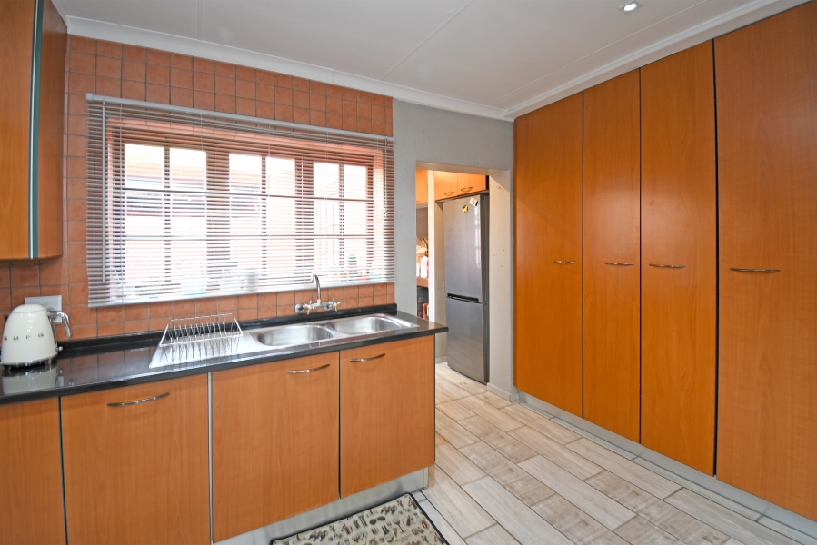 3 Bedroom Property for Sale in Fontainebleau Gauteng