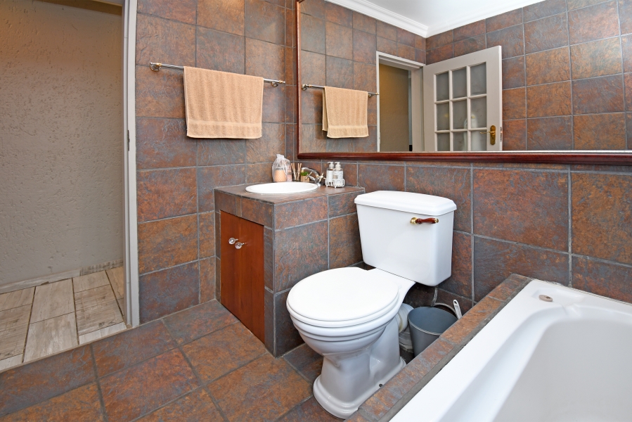 3 Bedroom Property for Sale in Fontainebleau Gauteng