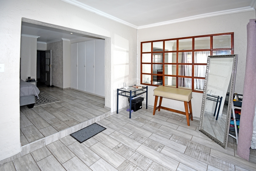 3 Bedroom Property for Sale in Fontainebleau Gauteng