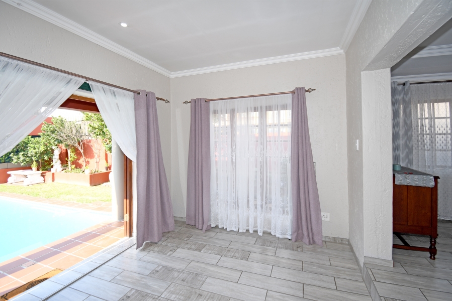 3 Bedroom Property for Sale in Fontainebleau Gauteng