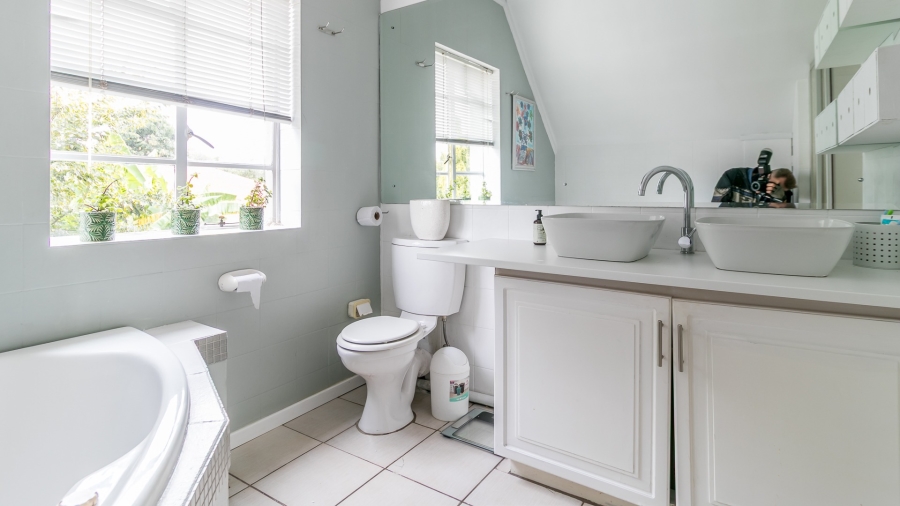 6 Bedroom Property for Sale in Linden Gauteng