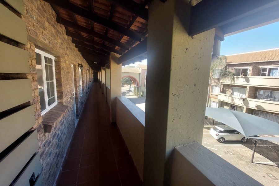 1 Bedroom Property for Sale in Rooihuiskraal North Gauteng