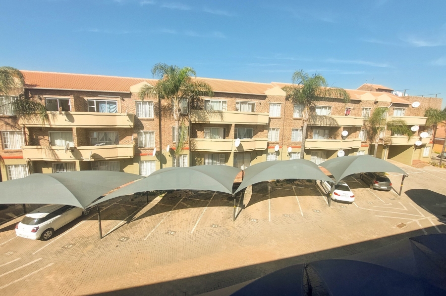 1 Bedroom Property for Sale in Rooihuiskraal North Gauteng