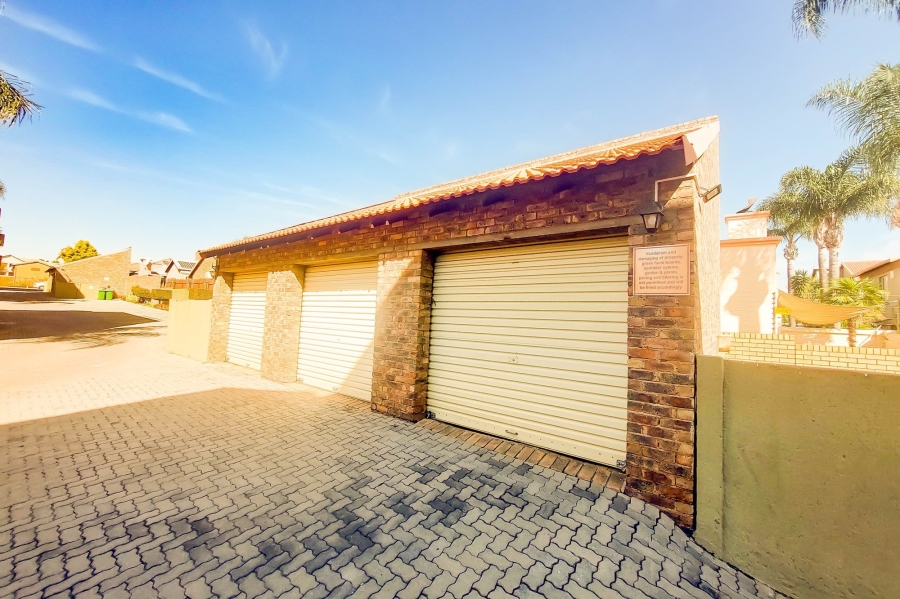 1 Bedroom Property for Sale in Rooihuiskraal North Gauteng