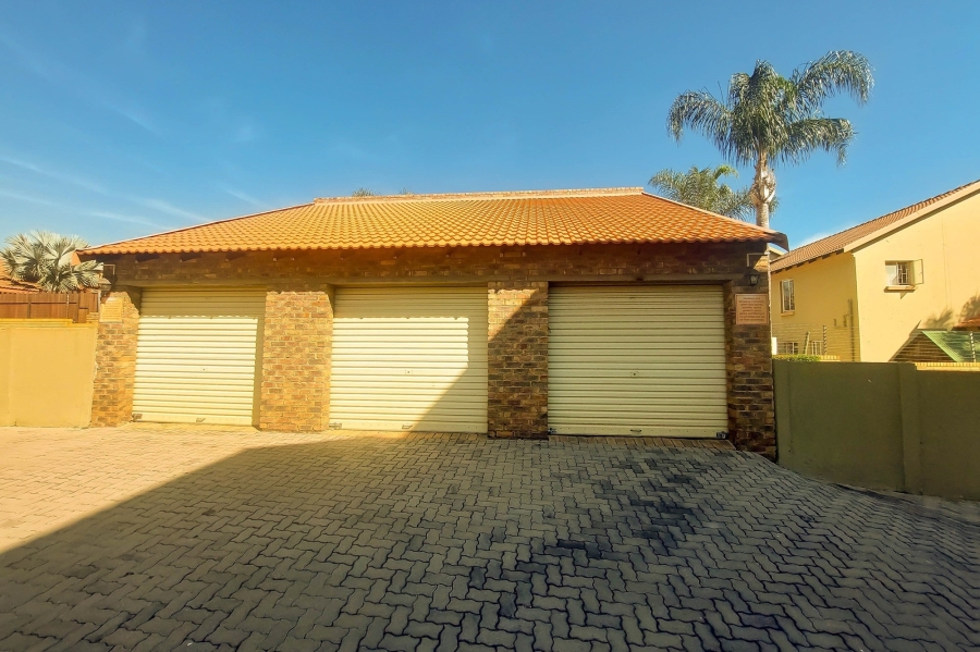 1 Bedroom Property for Sale in Rooihuiskraal North Gauteng
