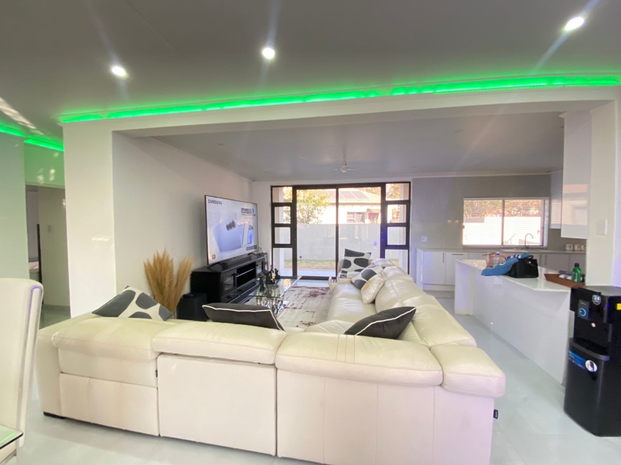 To Let 5 Bedroom Property for Rent in Monavoni Gauteng