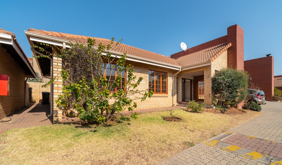 To Let 2 Bedroom Property for Rent in North Riding Gauteng