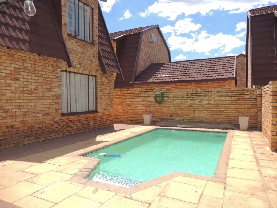 To Let 4 Bedroom Property for Rent in Willowbrook Gauteng