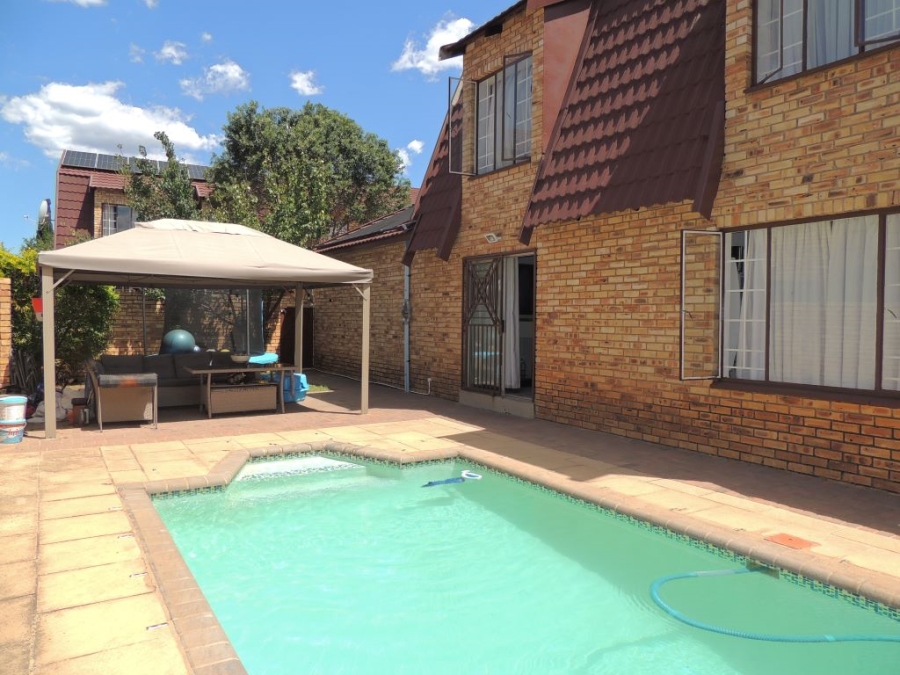 To Let 4 Bedroom Property for Rent in Willowbrook Gauteng