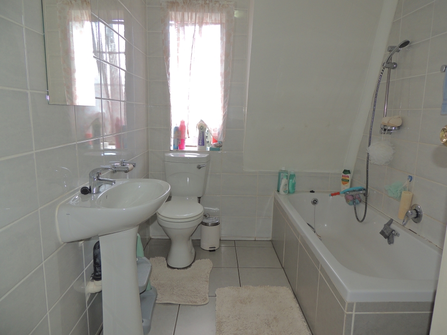 To Let 4 Bedroom Property for Rent in Willowbrook Gauteng