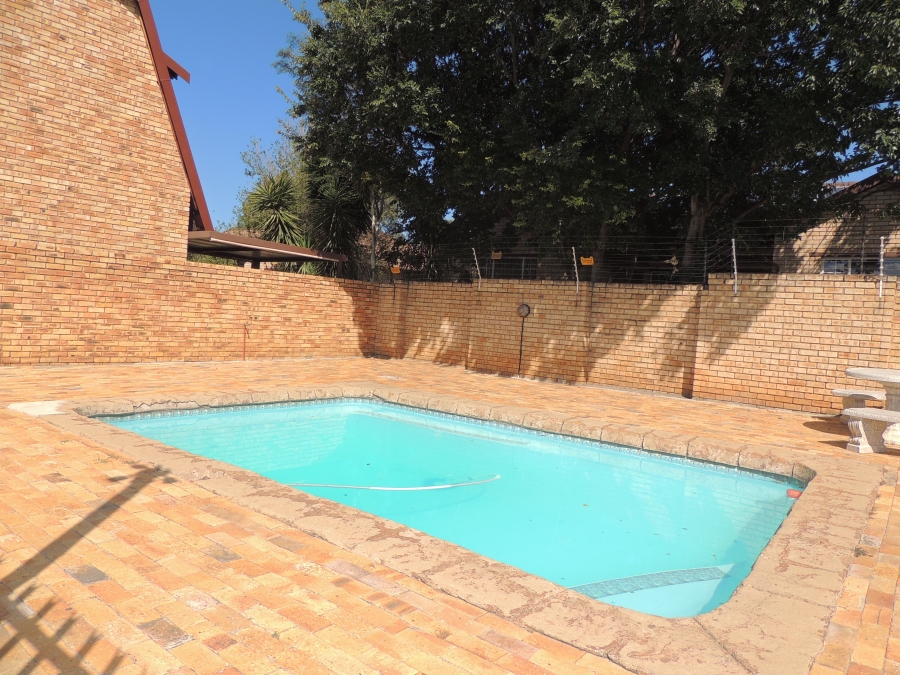 To Let 4 Bedroom Property for Rent in Willowbrook Gauteng