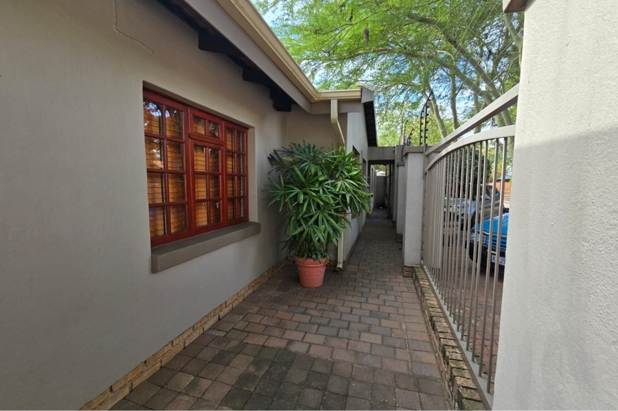 6 Bedroom Property for Sale in Sinoville Gauteng