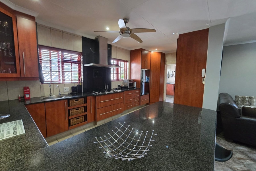 6 Bedroom Property for Sale in Sinoville Gauteng