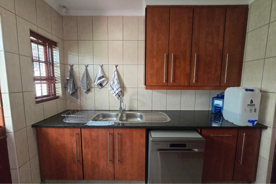 6 Bedroom Property for Sale in Sinoville Gauteng